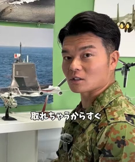 【自衛官のライフハック】「突っ張り棒が落ちなくなった！」バネの力を使った簡単な設置方法に反響