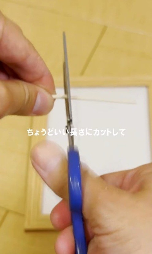 生活感丸出しのコンセント周りを、フォトフレームで作る「ランタン風カバー」でおしゃれに解決