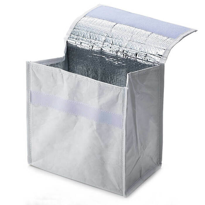 軽くて水に強い上、耐久性に優れた素材TYVEK(R)(タイベック)を使用