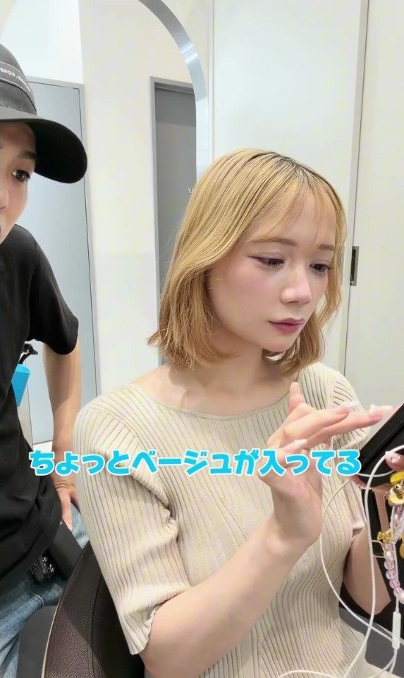 「金髪になっちゃった」毛先のハネが気になっていた女性が、カットとカラーで柔らかベージュの「今っぽミニボブ」にスタイルチェンジ