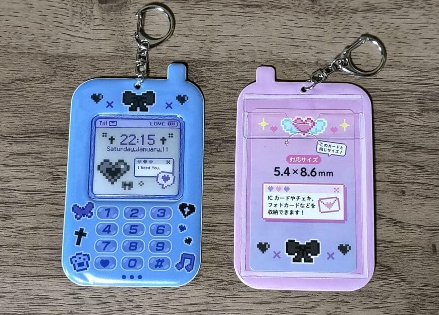 筆者撮影（セリア、平成メモリーパスケース ガラケー）