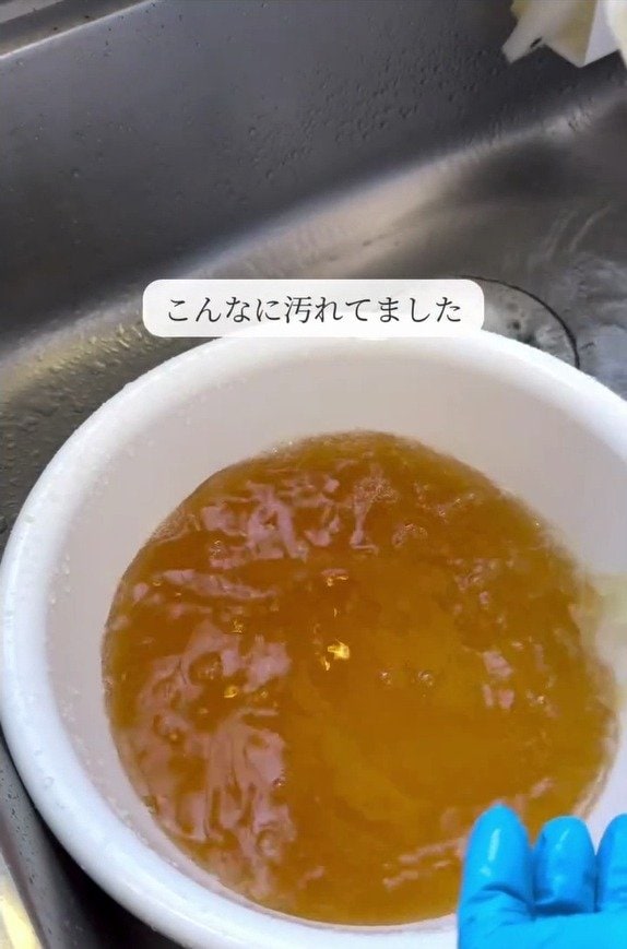 築35年アパートのくすんだ木の窓枠が本来の色に変身 アク抜きするセルフ手入れ