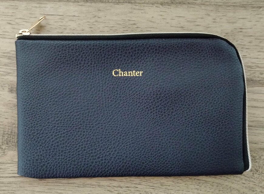 筆者撮影（セリア、革風マルチケース）