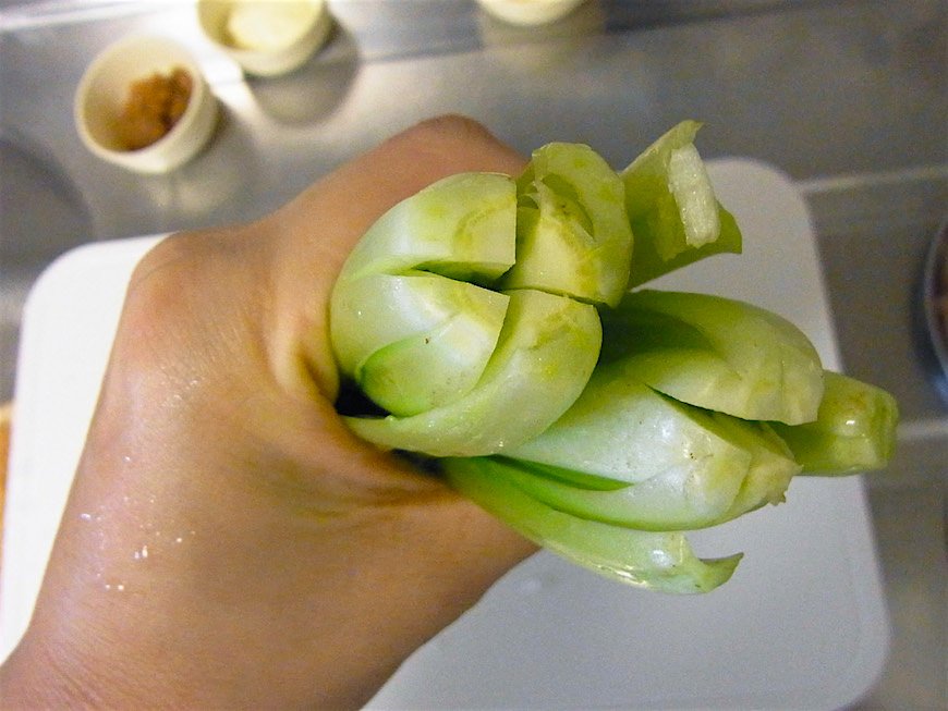 小松菜は根元を十字に切ってよく洗う