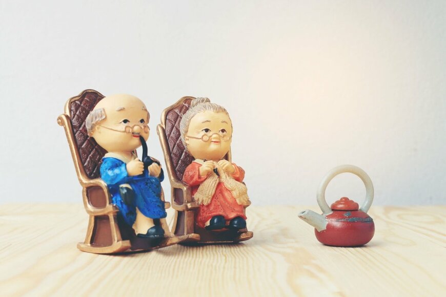 【70歳代・二人の老後】シニア世代の「貯蓄額・年金額・家計収支」は平均どのくらいか