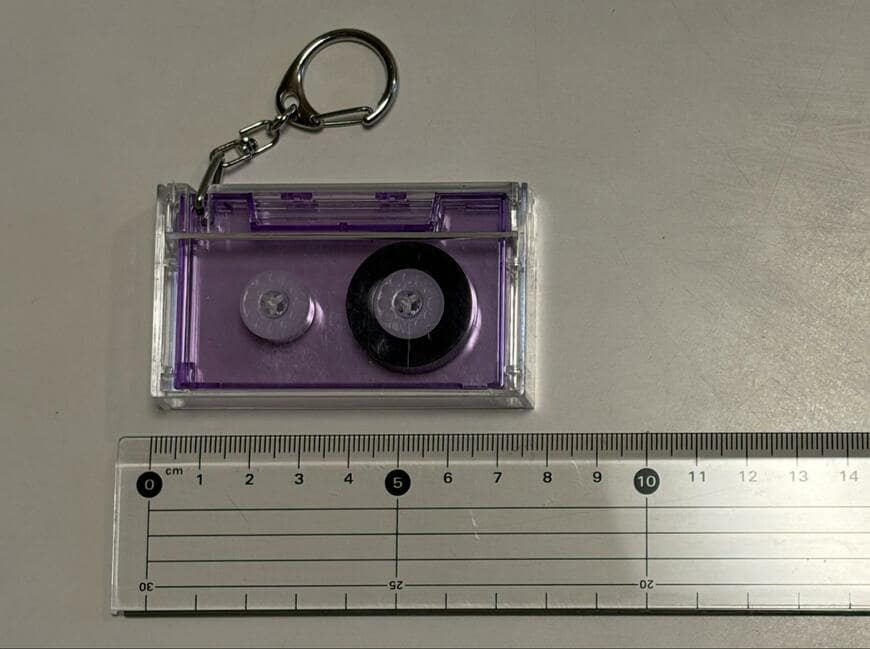 ダイソー、キーホルダー（カセットテープ風、開閉可能）名の画像