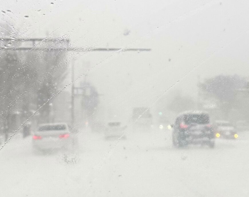 車線が消えた雪道