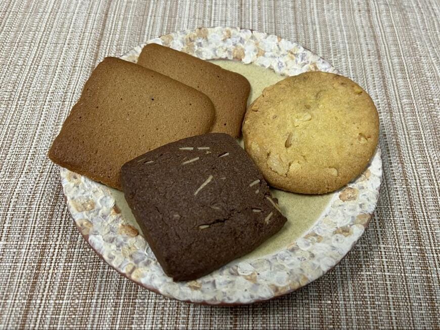 右上より時計回りに「なぎさの小石」「九助ココアアーモンド」「九助カフェラングドシャ」の3種