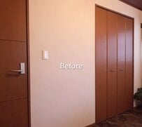 【壁紙DIY】剥がせる壁紙で「シンプルな壁」が大変身　レトロに変化した空間に思わず二度見