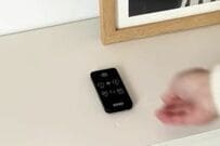 【100均DIY】置き場がなくて行方不明になりがちな「リモコン」→セリアの「スチールプレート」でスッキリ解決