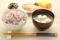 【65歳以上の無職世帯】《貯蓄額・1カ月の生活費・年金月額》平均いくら？「繰上げ受給と繰下げ受給」について解説