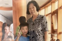 おばあちゃんと「園児服を着た男の子」→成人後に撮影したツーショット写真に「最高のおばあちゃん孝行」