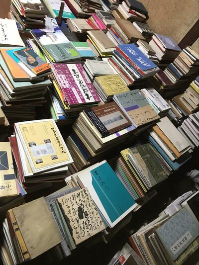 本が積み上げられた部屋の一角
