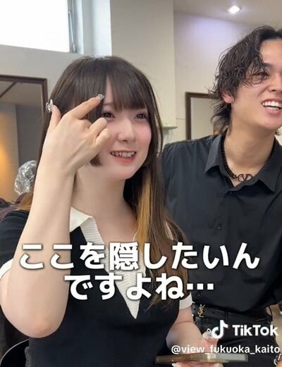 丸顔を隠したいと話す女性
