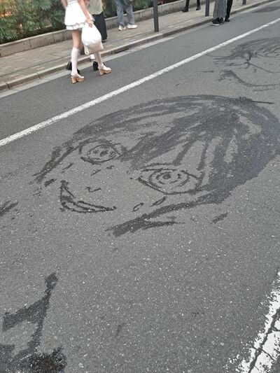 ペットボトルの水で描かれた人気キャラ