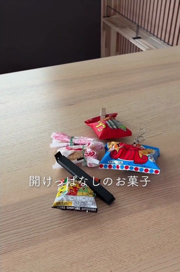 【100均DIY】セリアのマグネットとピンチハンガーで…冷蔵庫の側面が「駄菓子屋さん」に変身