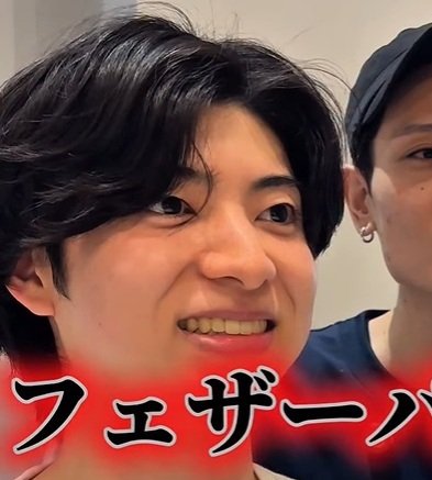 似合うパーマスタイルがわからず悩む男性→プロの手で…爽やかな〈短めフェザーパーマ〉スタイルに！「最高です」と笑顔溢れる