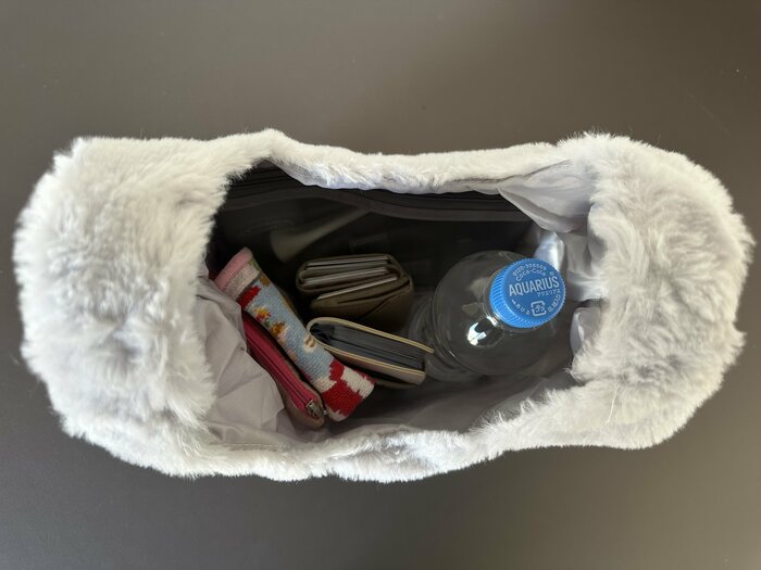 ペットボトルは立てても横にしても入る!