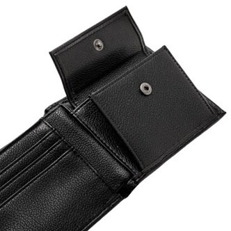 お札は2カ所に分けて入れられるほか、カード入れや小銭入れスペースもしっかりと確保