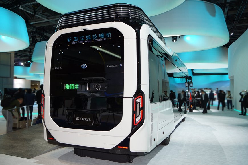 リアのルーフにはLEDの電飾が施され、光が変化していく。