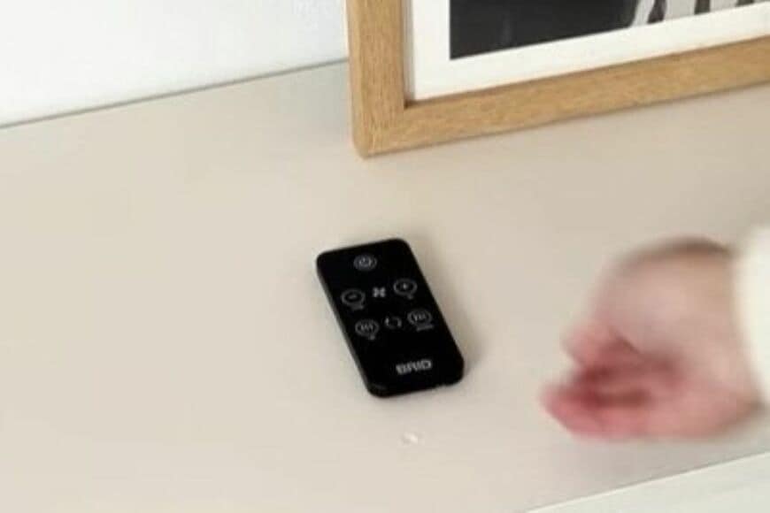 【100均DIY】置き場がなくて行方不明になりがちな「リモコン」→セリアの「スチールプレート」でスッキリ解決