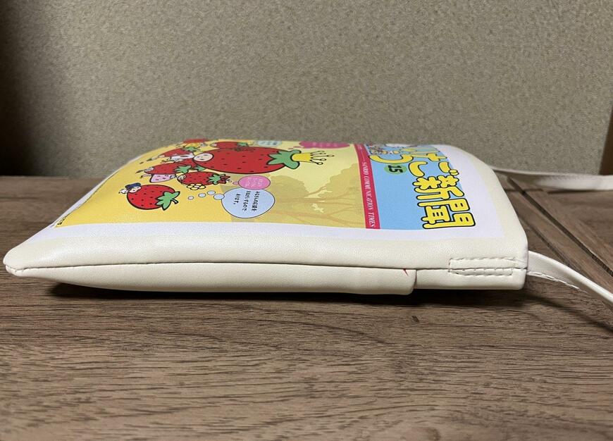 筆者撮影(フェリシモ、サンリオキャラクターコラボ いちご新聞スマホポシェット)
