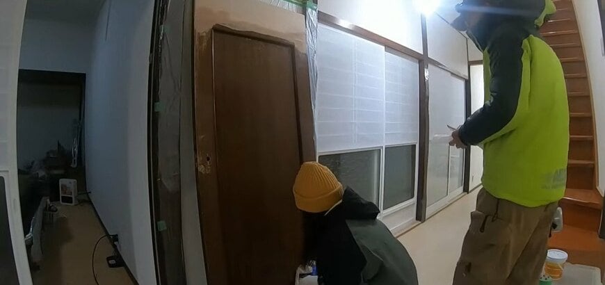 【築35年超えの元猫屋敷DIY】ボロボロだったドアがまるで新品のような清潔感あふれるドアに大変身！「どんどん猫屋敷じゃなくなっている！」と話題