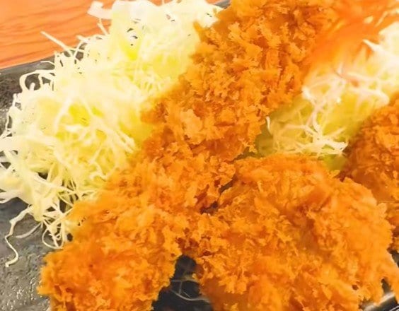 兵庫県の道の駅で味わえる「衝撃のビッグエビフライ」とは？「ご飯が止まらない」「脳天までぶち上がる」