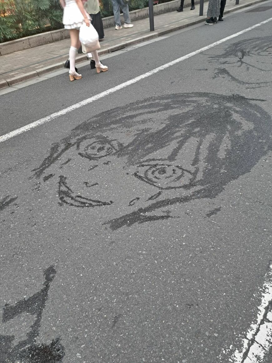 ペットボトルの水で描かれた人気キャラ