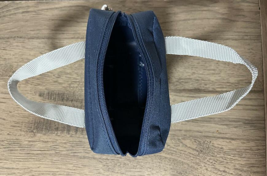 筆者撮影（キャンドゥ、CA ミニスクールバッグキーホルダー NV）