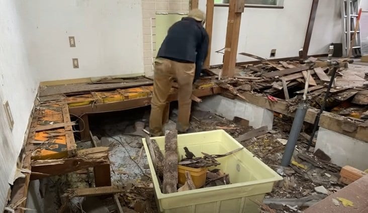 【築30年戸建DIY】ボロボロの床下を解体＆シロアリ対策で見違える空間に！「素晴らしい」と話題