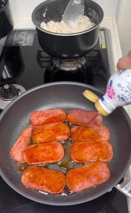 【スパムおにぎり弁当】模試の日の次男に用意した、照り焼きスパムのおにぎりが3つずらり