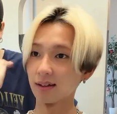 「かなり上出来でございます！」渋谷の美容師仲間からカットを託された男性→耳と額を見せた「センターパートショート」に変身！