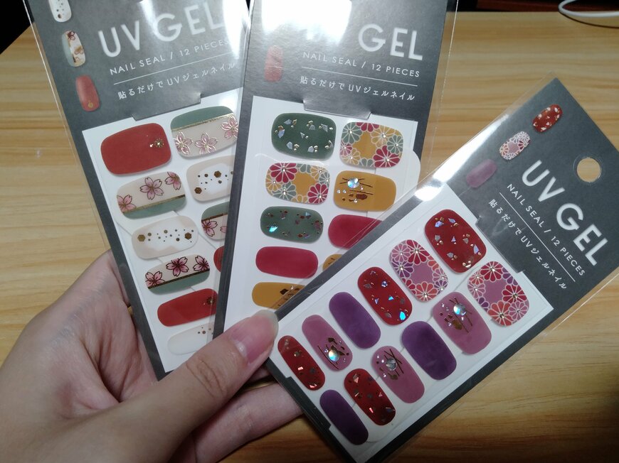 出所：筆者撮影（キャンドゥ、UVジェルネイルシール）