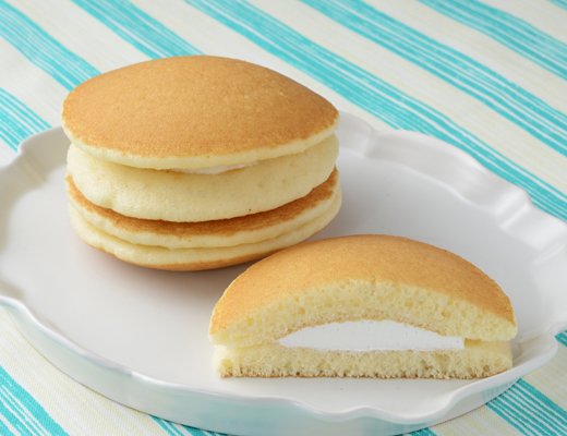 ローソンの新商品:フィナンシェ風パンケーキ ホイップクリーム 2個入