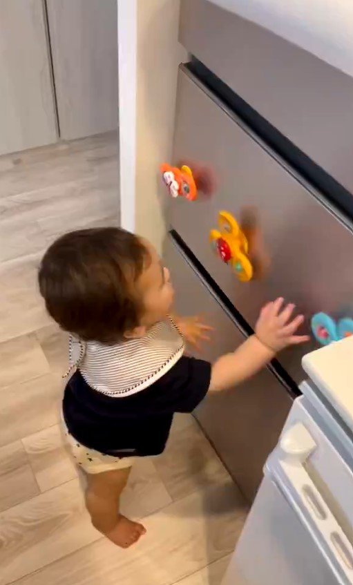 おもちゃで遊ぶ赤ちゃん