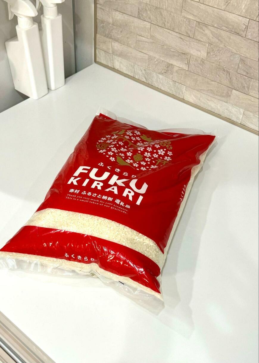 テーブルの上に置かれた米袋