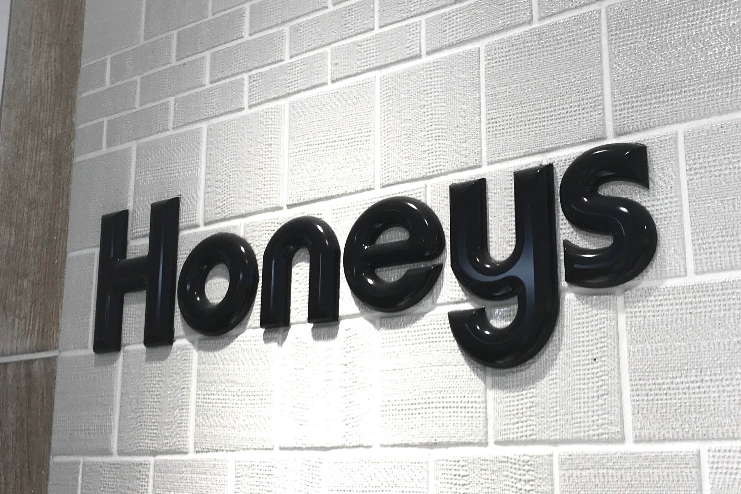 ハニーズで6万8200枚売れた「上品ブラウス」が再入荷！ 淡いカラーが素敵！ 全5種2280円！