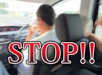 【現役教習指導員が教える】ついうっかりやってしまう「ながら運転」を教習指導員が厳しくチェック！