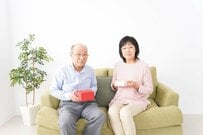 50歳代の夫婦です。平均貯蓄額はいくらですか？2024年度の「年金月額」も確認