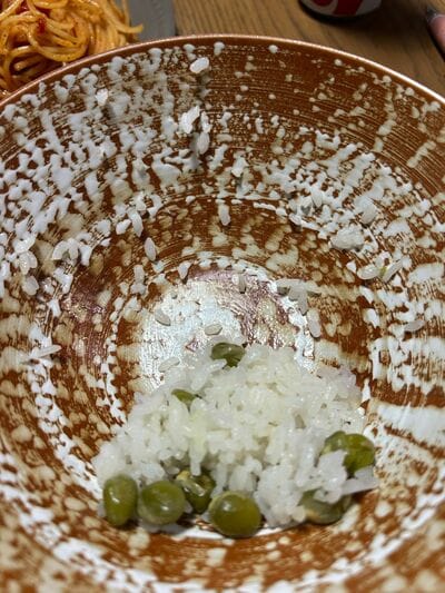 豆ごはんをよそった器