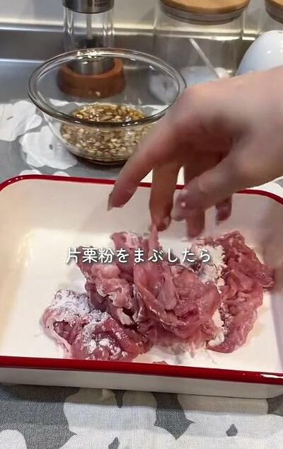 片栗粉をまぶしていく豚こま