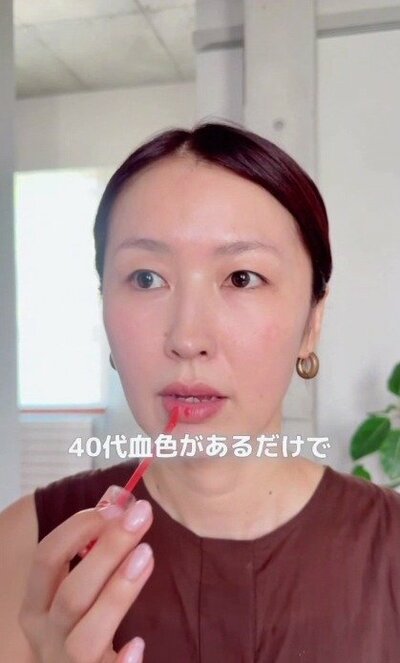 ETUDEのティントを唇にのせていく