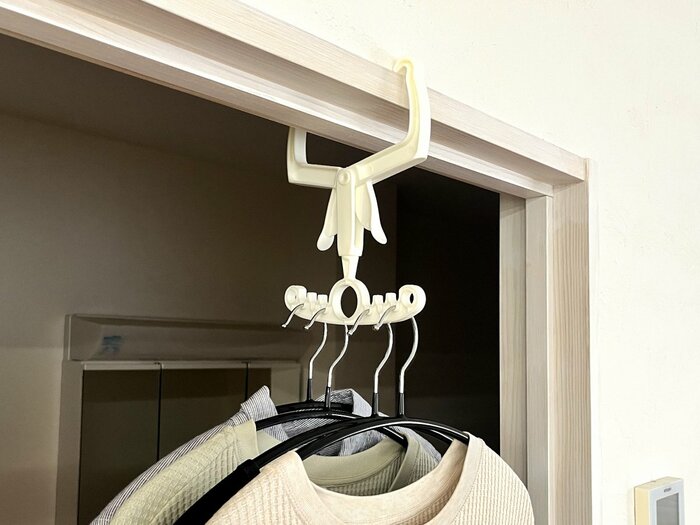 左右の穴と溝には、洋服ハンガーがしっかりはまります