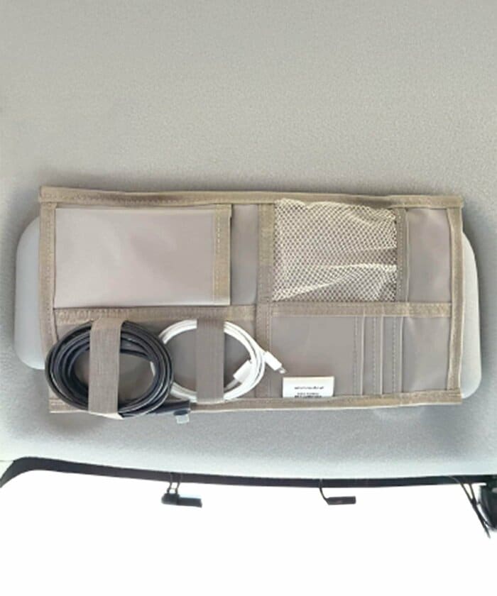 運転席周りの小物をスッキリさせたいなら「CARサンバイザー収納（330円）」