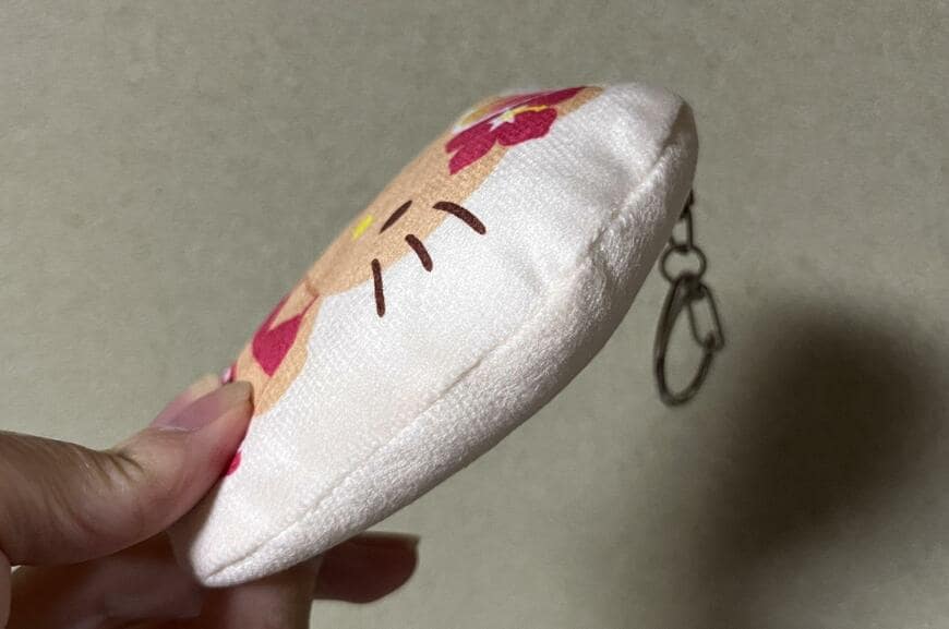 筆者撮影（キャンドゥ、Hello Kitty クッションキーホルダー）