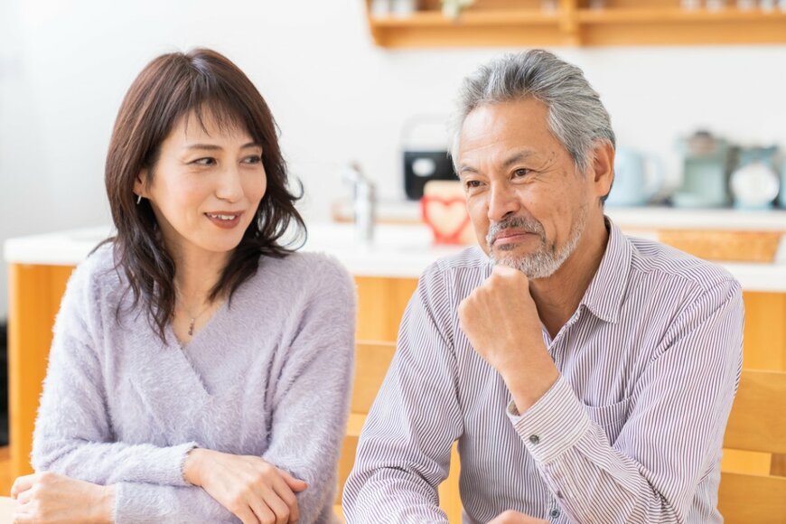 【65歳以上・無職夫婦世帯】1カ月の家計収支は「月4万円の赤字」に…平均貯蓄額は2504万円。国民年金・厚生年金は月いくら？