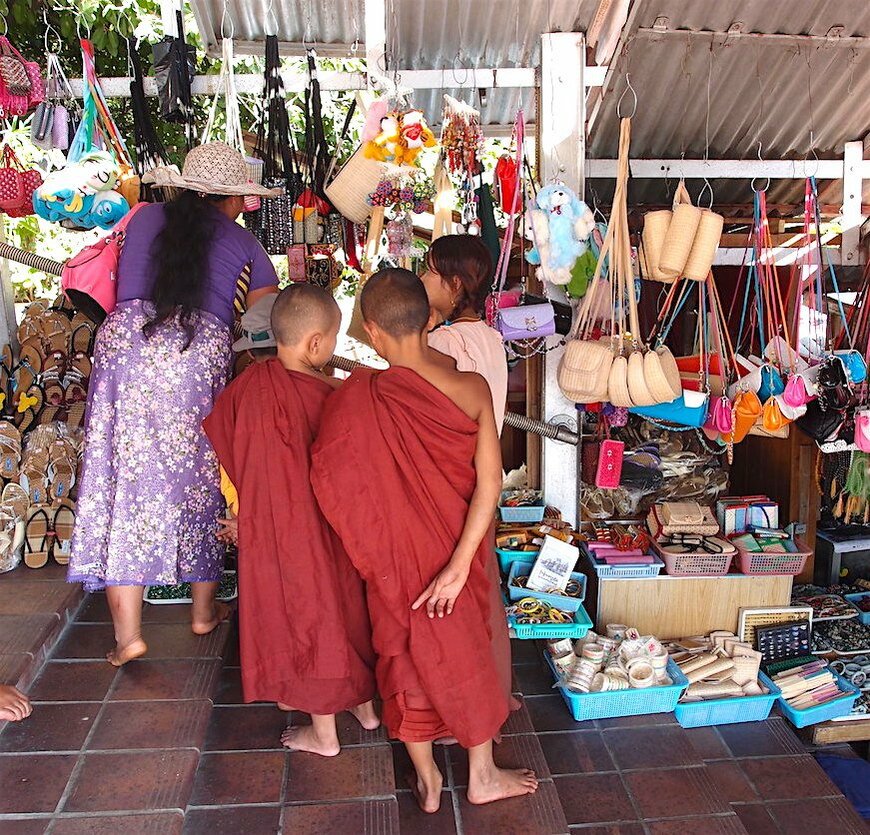 ミャンマー、マンダレーの雑貨店