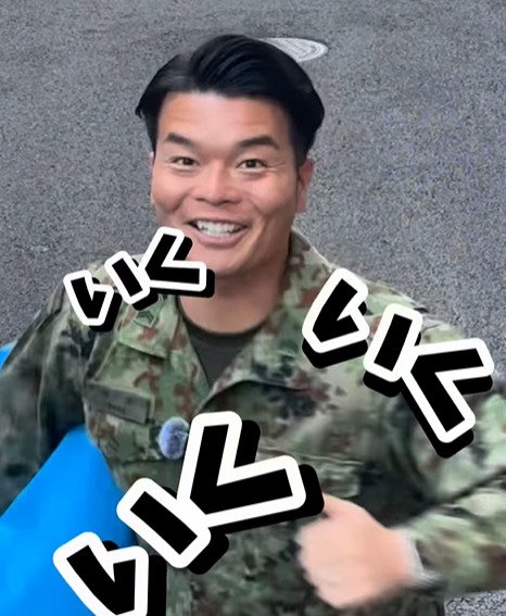 【自衛官のライフハック】「大きなシートも一人で簡単に？」バサバサするだけの自衛隊式畳み方に驚き！