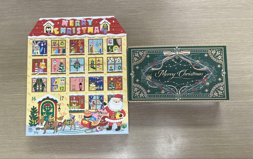 筆者撮影（セリア、アドベントカレンダーキット キッズ・クリスマス アドベントカレンダー 12マス シック 約W200×H117×D50mm）